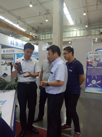 我国首款智能动力小腿假肢亮相康博会--健康·生活--人民网