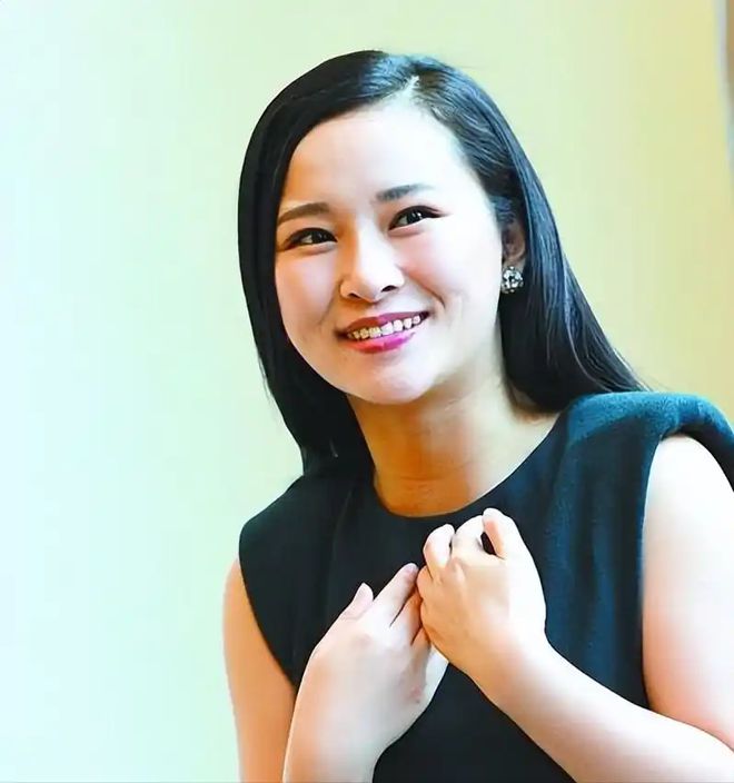 2008年汶川地震让她失去双腿遭丈夫抛弃现在事业家庭双丰收