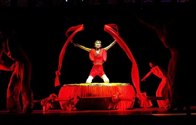 2008年汶川地震让她失去双腿遭丈夫抛弃现在事业家庭双丰收(图2)