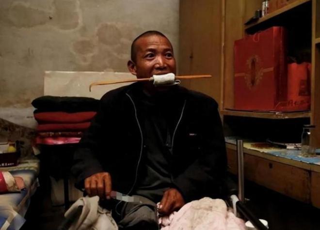 因拿不出100万手术费河南一农民徒手锯掉自己右腿如今他咋样(图5)