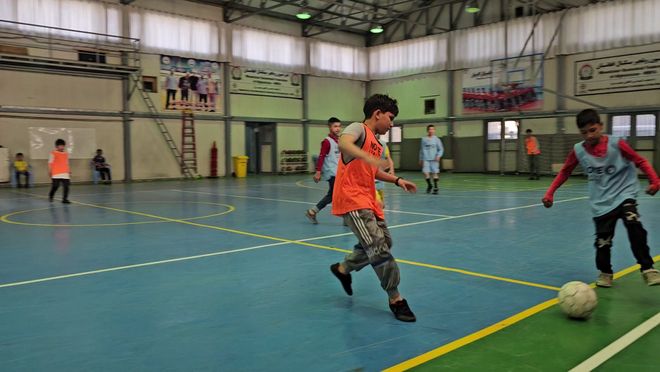 阿富汗 球场上飞奔的少年(图1)