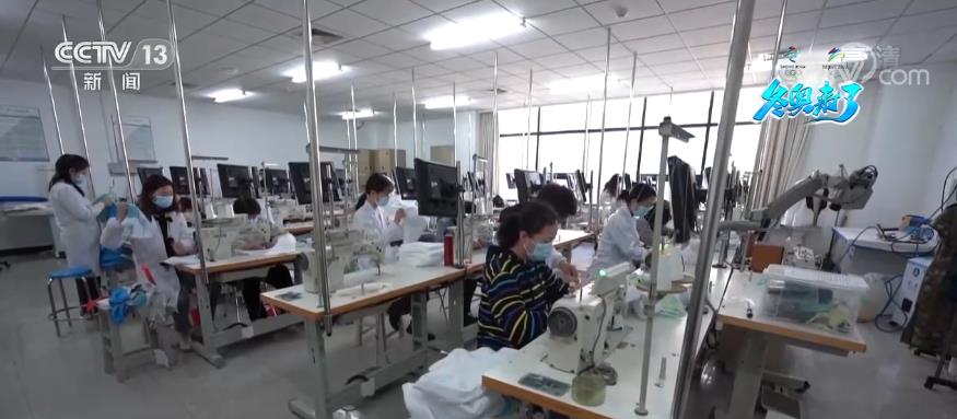 燃情冰雪 拼出未来 高校科研团队研发“保暖套装”服务冬奥健儿 智能保暖科技范儿十足