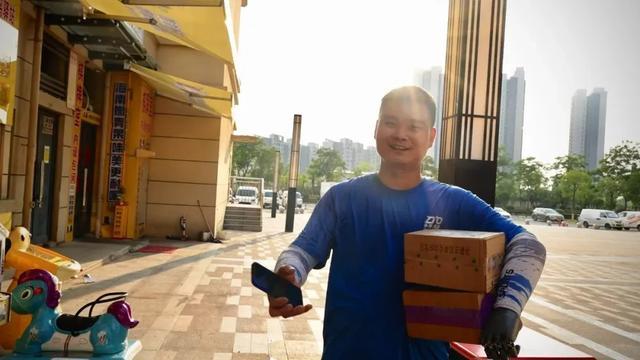 残疾快递小哥装上智能义肢(图2)