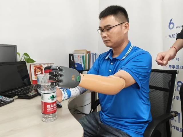 残疾快递小哥装上智能义肢(图1)