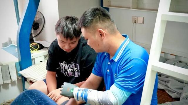 残疾快递小哥装上智能义肢(图6)