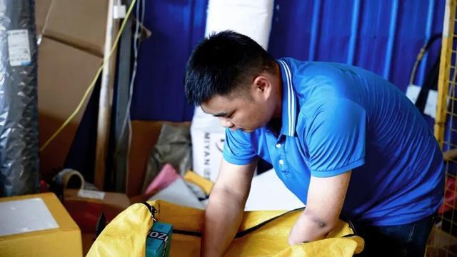 残疾快递小哥装上智能义肢(图3)