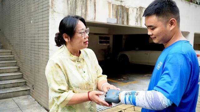 残疾快递小哥装上智能义肢(图5)