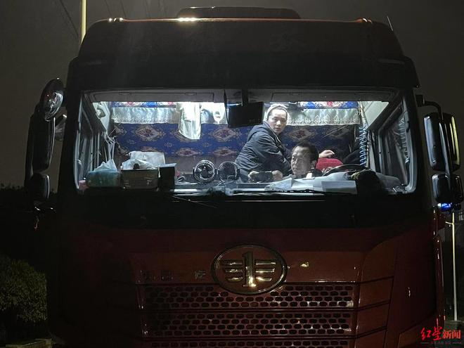 舍不得多买氧气罐离世的河南卡友已下葬三年前结发妻子离世留下重组家庭的6个孩子(图3)