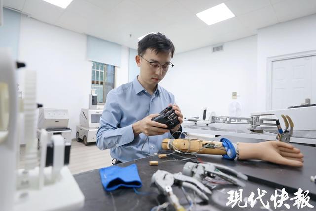 “励志男孩”方益凡来东南大学报到现场体验东大康复机械臂技术(图1)