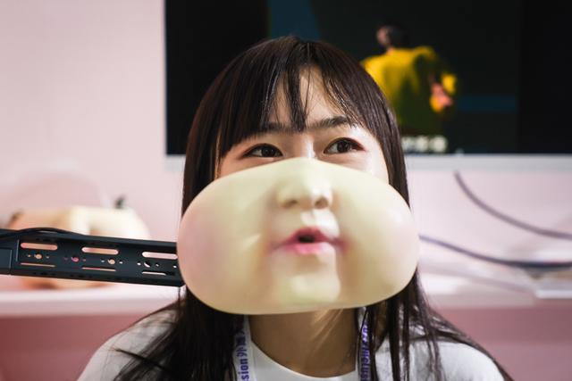 外滩大会上“秀绝活”机器人离我们的生活还有多远？