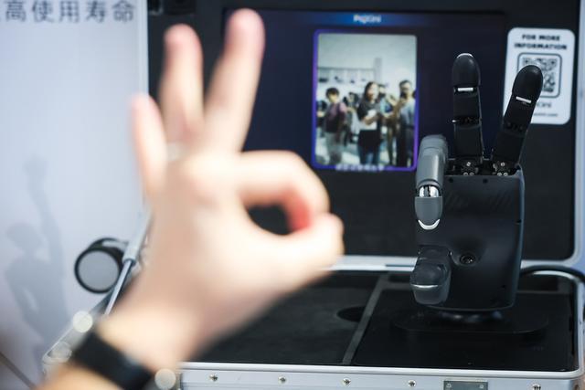 外滩大会上“秀绝活”机器人离我们的生活还有多远？(图4)