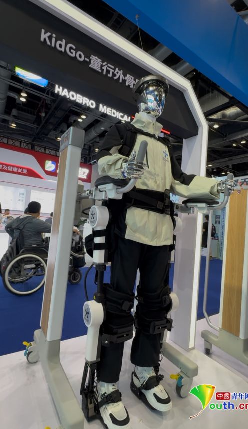 中国青年报 新型智能假肢等新技术亮相2025中国国际福祉博览会