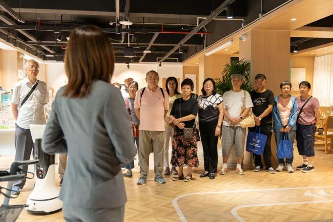 静安区老年大学携手上海假肢厂打造科技适老新体验