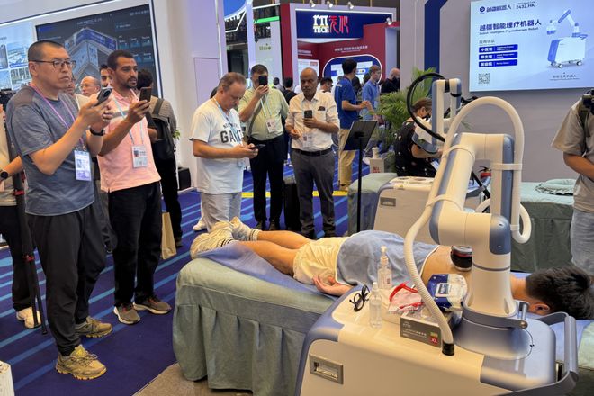 广交会今日启幕首设智慧医疗专区“机器人医生”亮相