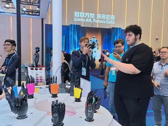 广交会今日启幕首设智慧医疗专区“机器人医生”亮相(图3)