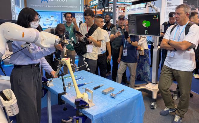 广交会今日启幕首设智慧医疗专区“机器人医生”亮相(图2)