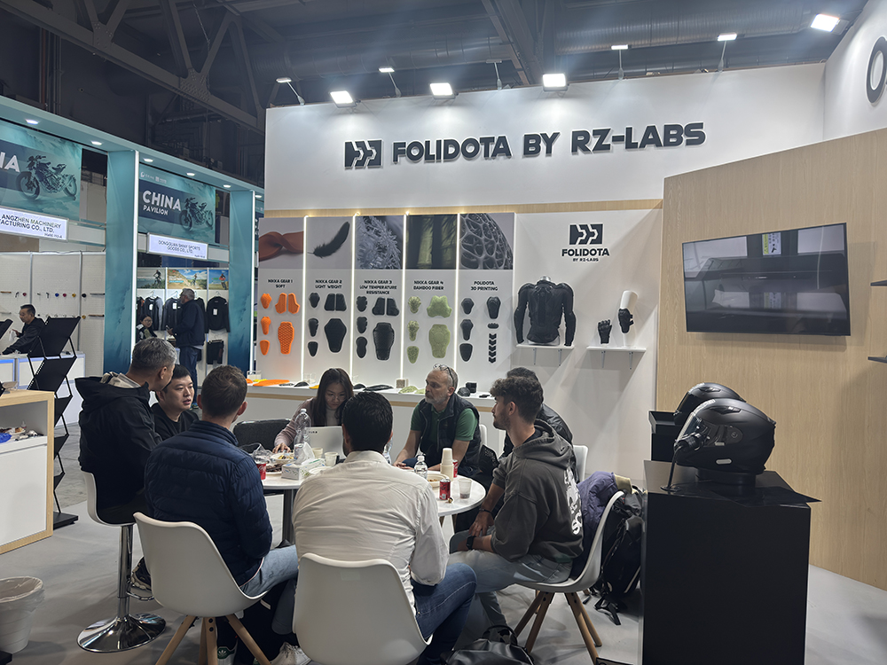 RZLABs携3D打印智能减震材料亮相2025意大利EICMA展会全球首发山纹铠系列(图2)