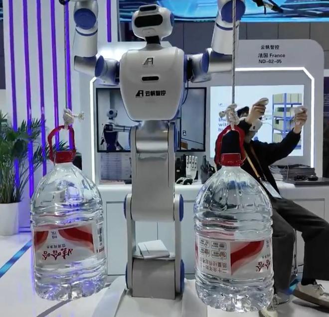 进博直击｜人形机器齐聚未来决胜具身智能AI模型(图3)