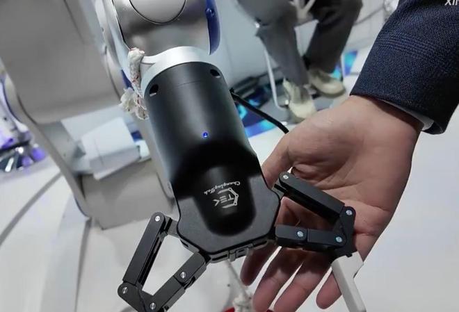 进博直击｜人形机器齐聚未来决胜具身智能AI模型(图4)