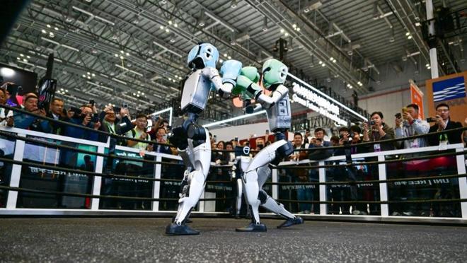 进博直击｜人形机器齐聚未来决胜具身智能AI模型