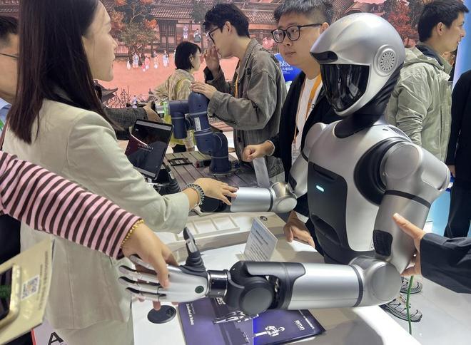 进博直击｜人形机器齐聚未来决胜具身智能AI模型(图13)