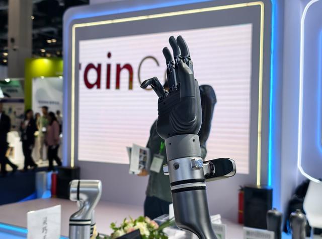 「微光力量」让科技更有温度！用脑机接口解码生命信号强脑科技推动助残走向普惠(图1)