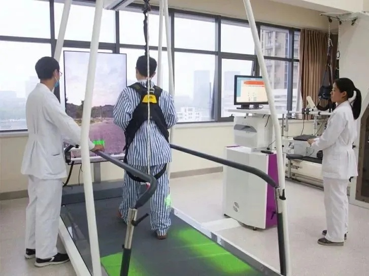 20年前那位失去双腿的“篮球女孩”如今已成为女神！